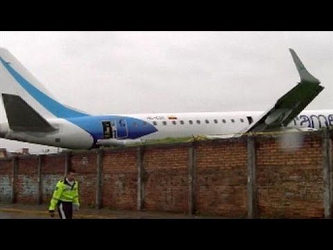 plane skids off runway