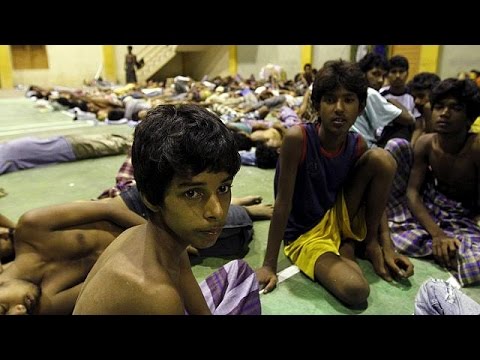 hundreds of migrants rescued off indonesian coast