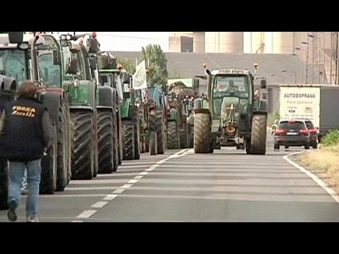 roads blocked in further french farmer protests